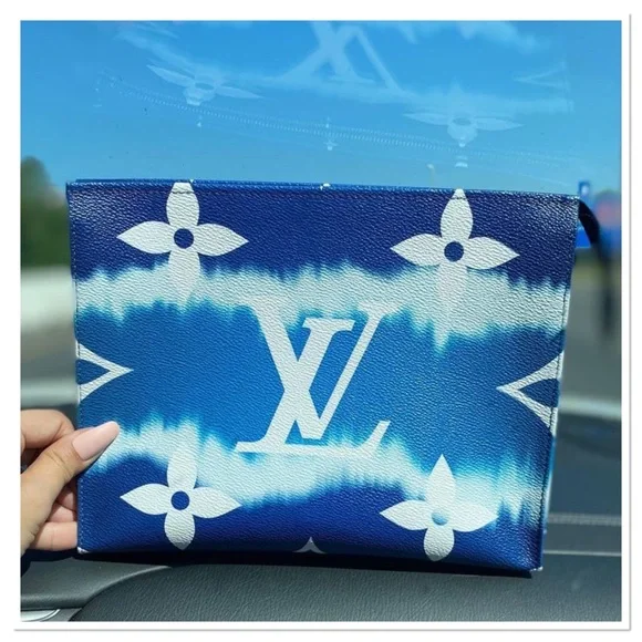 💙🦋 Louis Vuitton Limited Edition Summer Escale Toiletry 26 - Picture 4 of 11